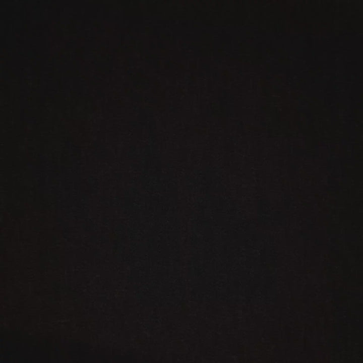 Vidéo de deux chiens portant un harnais anti-traction dans la nuit. On voit le harnais réfléchir les phares des voitures pour assurer la sécurité et la visibilité des chiens la nuit.