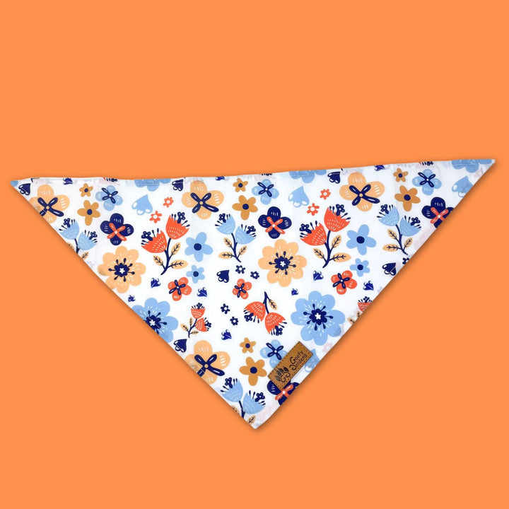 Goofy Goldens présente son bandana pour chiens collection Printemps aux motifs floraux bleu et orange.