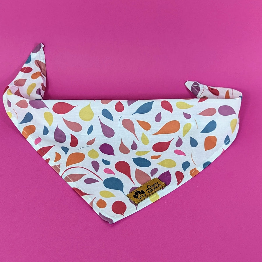 Bandana Goofy Goldens pour chien. collection Pétales, ce bandana aux pétales jaune orange violet et bleu est à nouer autour du cou de votre chien