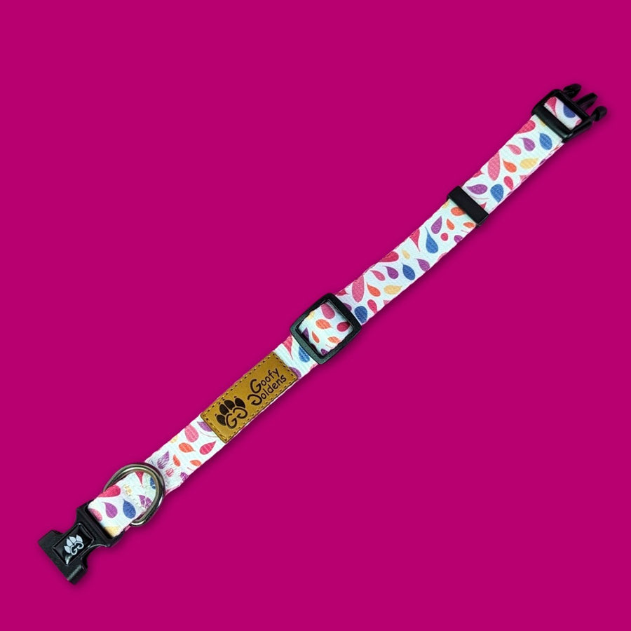 Collier ouvert et à plat pour bien distinguer les superbes motifs Pétales du collier pour chien de chez Goofy Goldens