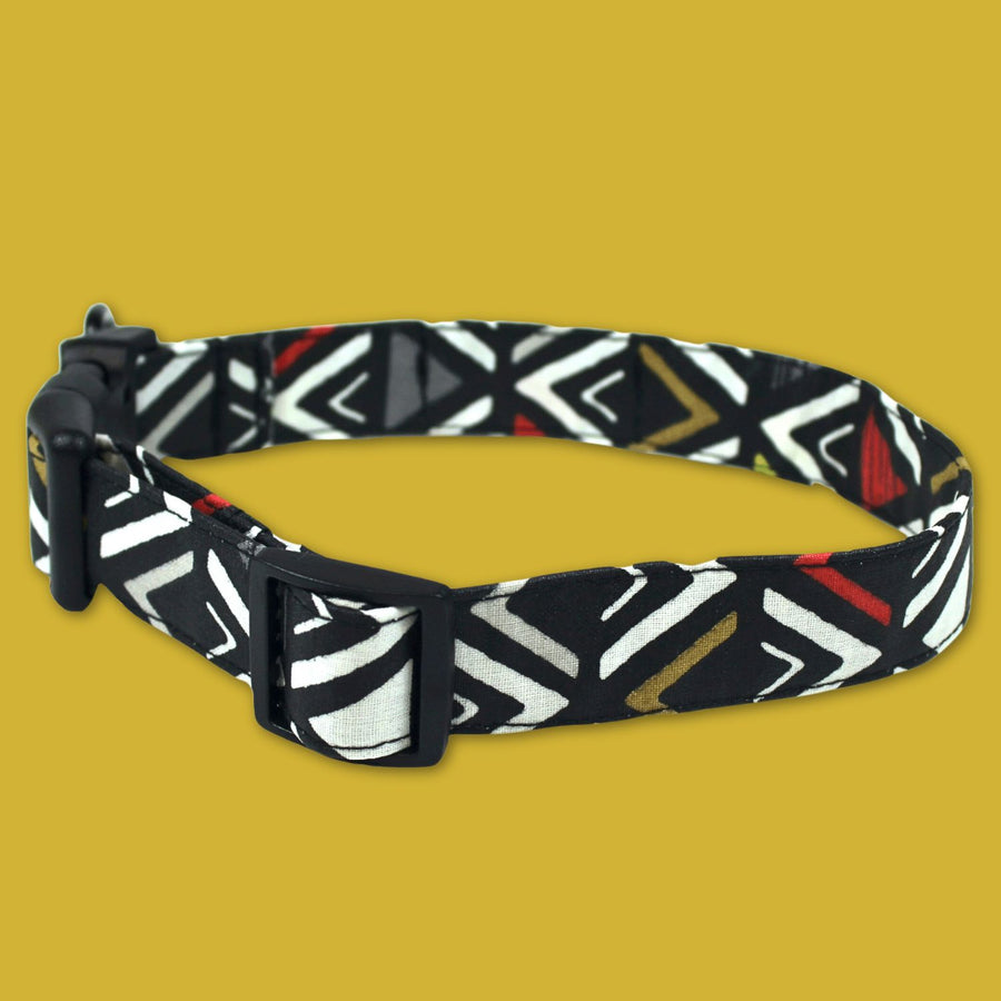 Collier chien en tissu, confortable, original et coloré de la marque Goofy Goldens. photo prise de dos