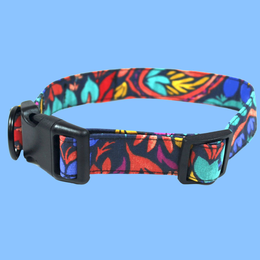 Collier pour chien envoutant, vue de côté pour montrer les superbes couleurs vives du tissu. 