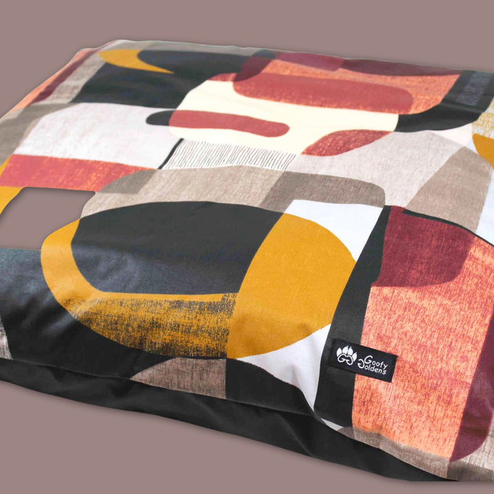 Photo du coussin pour chien S de la collection Automne aux motifs géométriques et aux couleurs noir gris pourpre et jaune moutarde