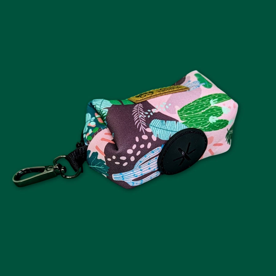 zoom sur le mousqueton et la sortie en silicone de la belle pochette de sacs à cacas pour chiens de la collection cactus 