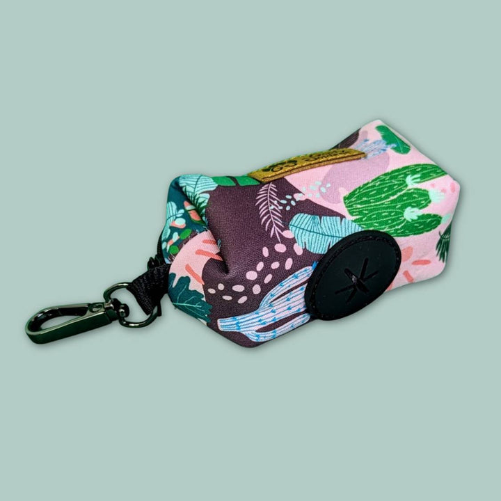zoom sur le mousqueton et la sortie en silicone de la belle pochette de sacs à cacas pour chiens de la collection cactus 