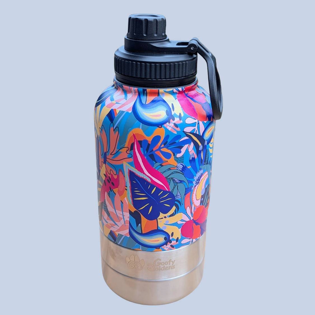 Gourde 3en1 de la gamme Lagon aux mélanges colorés de bleu, rouge, orange, jaune et noir représentent la richesse et la beauté des lagons.