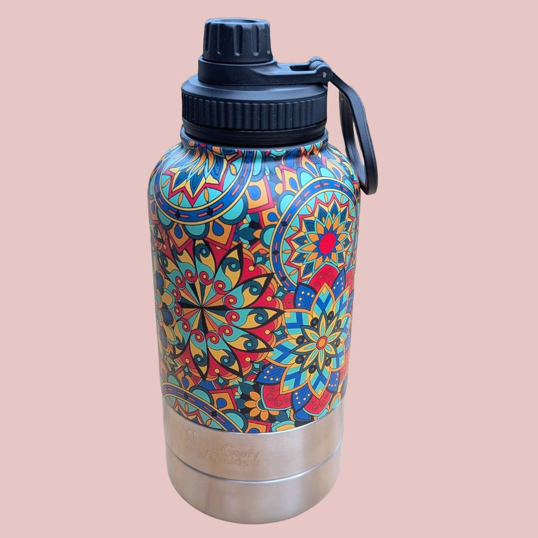 Gourde 3 en 1 isotherme de la marque Goofy Goldens, décorée de motifs graphiques de mandalas aux couleurs vives vertes, rouges, jaunes et bleues.
