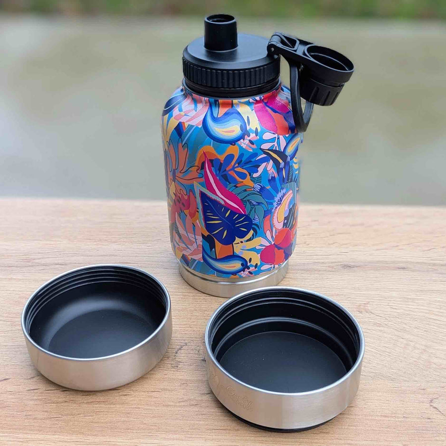 Gourde isotherme pour chien de la gamme Lagon, équipée de deux bols à visser. Le bouchon est ouvert, laissant apparaître un bec verseur pratique.