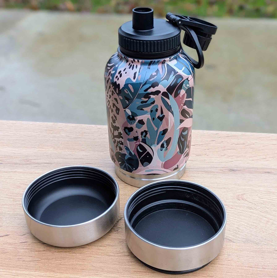 Gourde isotherme pour chien de la gamme Savane, équipée de deux bols à visser. Le bouchon est ouvert, laissant apparaître un bec verseur pratique.