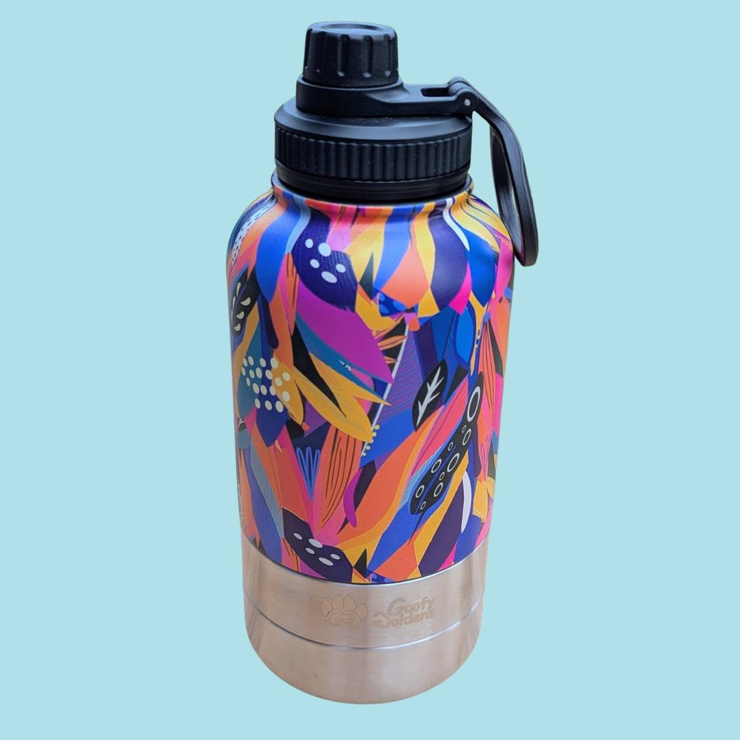 Gourde de randonnée 3en1 pour chien et humain de la collection Pananche ornée de motifs abstraits de plumes jaune, orange, bleu, violet et fuchsia.