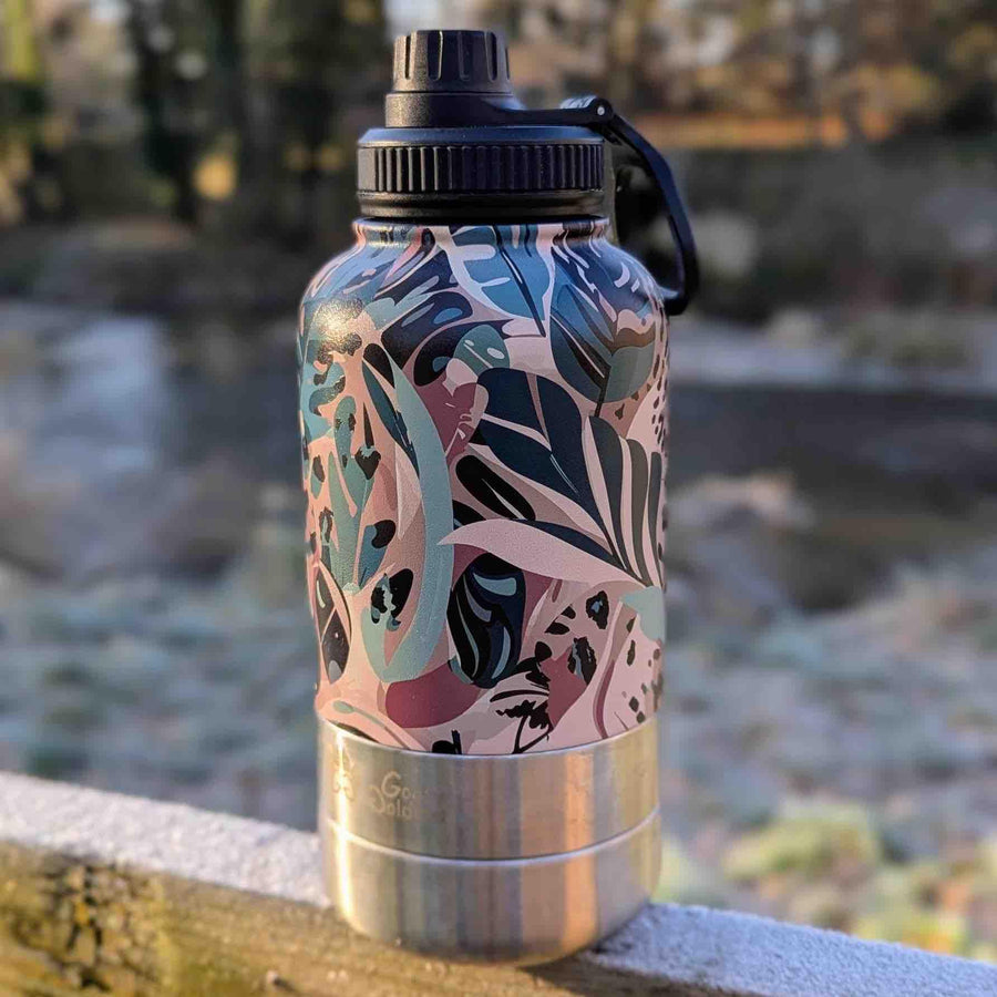 Gourde 3en1 de la gamme Savane aux mélanges de marron, vert et beige avec des motifs de feuillages et de tâches de léopard de la marque Goofy Gldens.