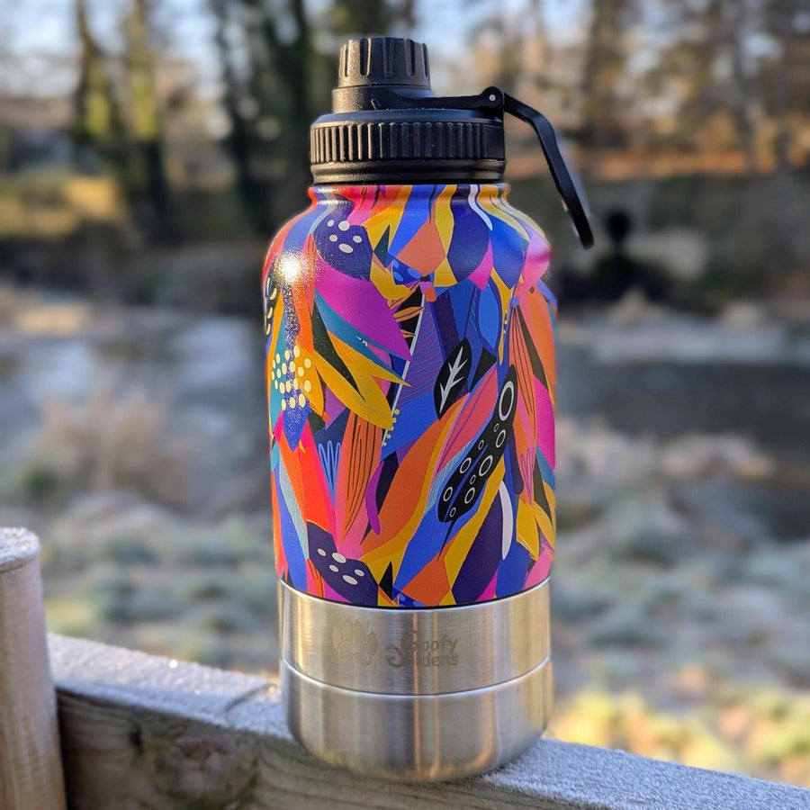 Gourde de randonnée pour chien et humain 3-en-1 Panache délicatement posée sur une barrière gelée.