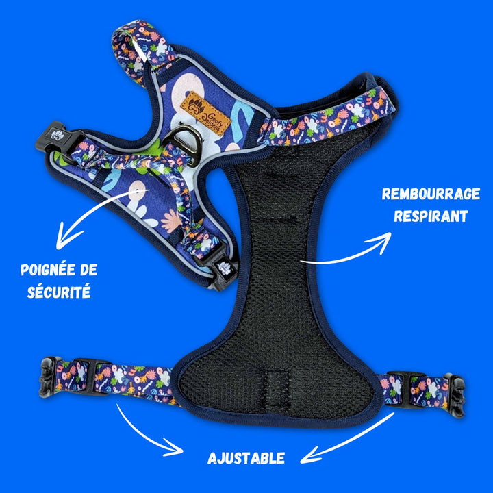 Harnais anti traction coloré aux motifs sur fond bleu marine. Harnais présenté ouvert pour distinguer le rembourrage et les boucles de fermetures