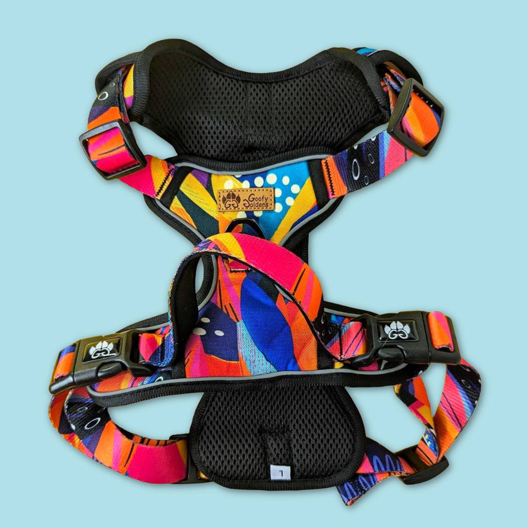Superbe Harnais anti-traction de la collection Panache aux couleurs vives roses, jaunes, bleus et oranges. La photo montre le produit dans son ensemble.
