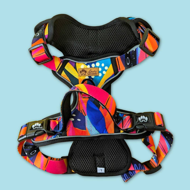 Superbe Harnais anti-traction de la collection Panache aux couleurs vives roses, jaunes, bleus et oranges. La photo montre le produit dans son ensemble.