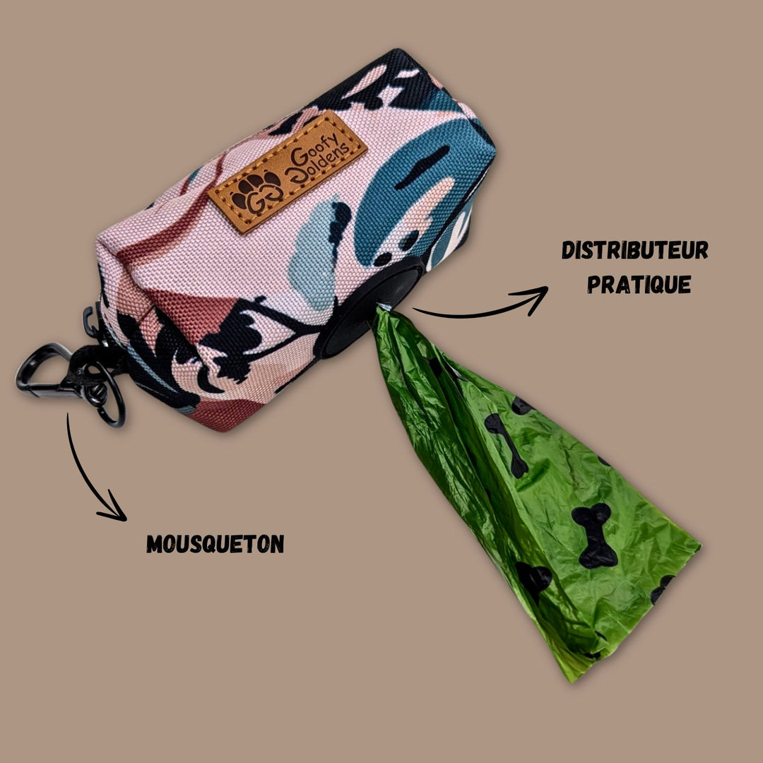 Distributeur de sacs à cacas Savane de la marque Goofy Goldens. La photo présente la mise en situation avec un sac qui sort du trou en silicone prévu à cet effet.