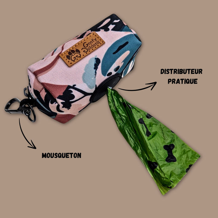 Distributeur de sacs à cacas Savane de la marque Goofy Goldens. La photo présente la mise en situation avec un sac qui sort du trou en silicone prévu à cet effet.