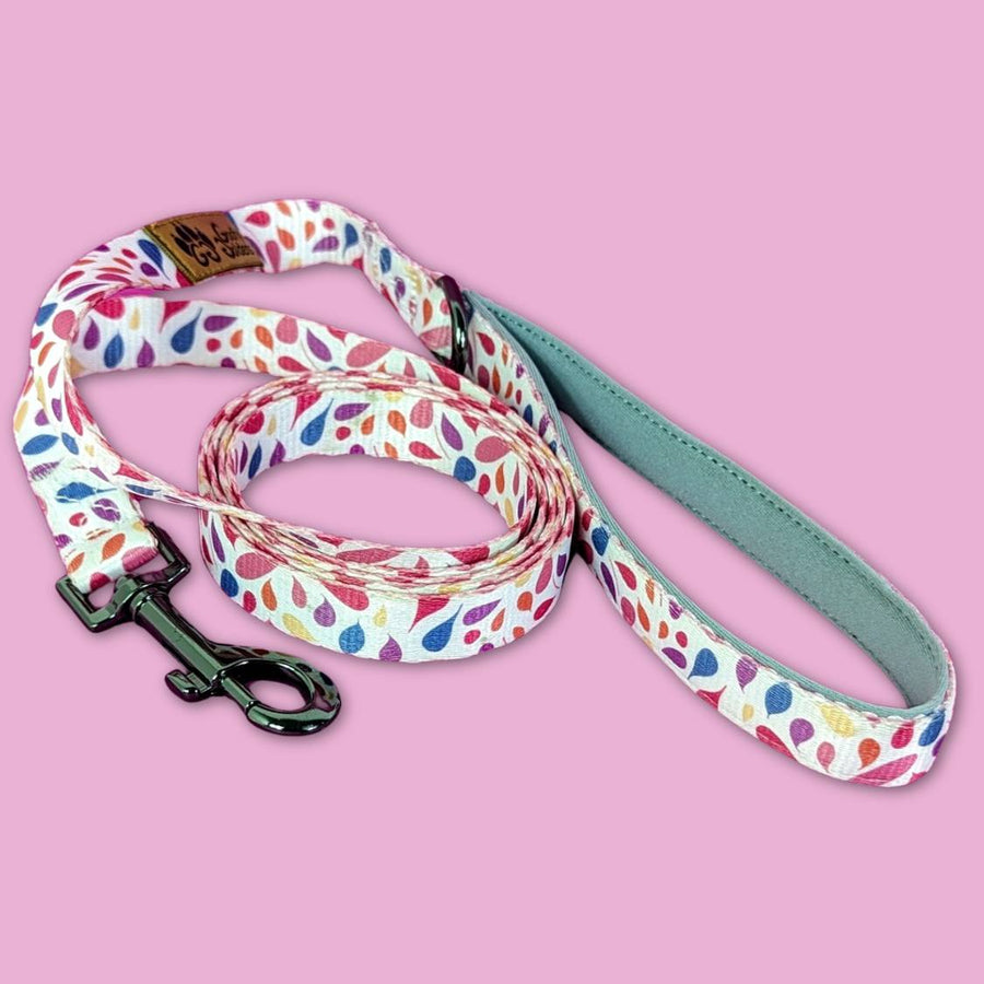 Laisse pour chien originale et colorée aux motifs de pétales violettes, bleues, jaunes, roses, oranges et pourpre de la marque Goofy Goldens.