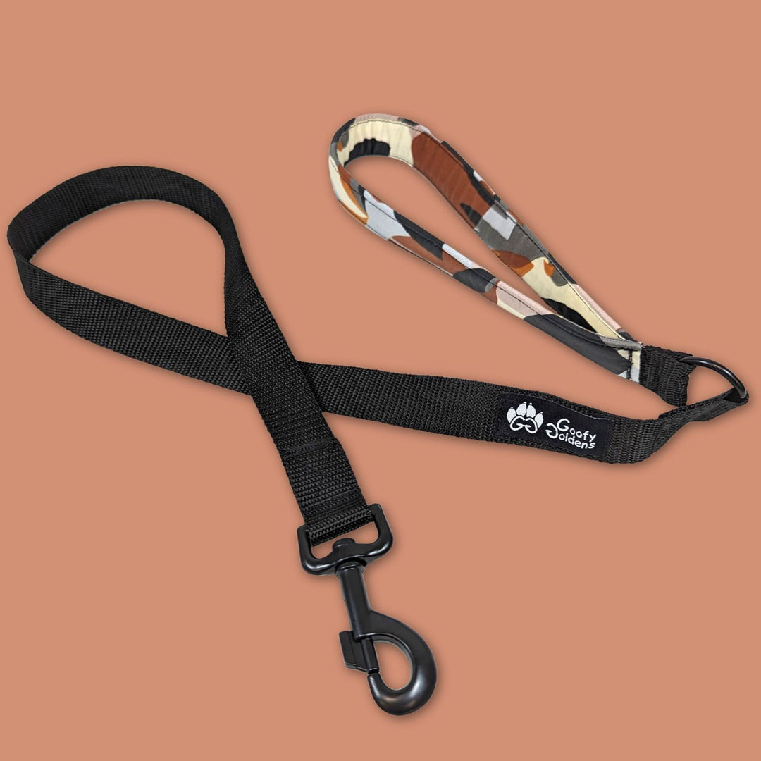 Laisse courte et durable pour chien aux tonalités neutre beige, noire et marron pour donner une allure unique aux chiens qui la porte.