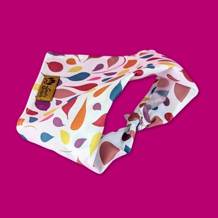 Zoom sur le noeud du bandana pour chien de la collection Pétales