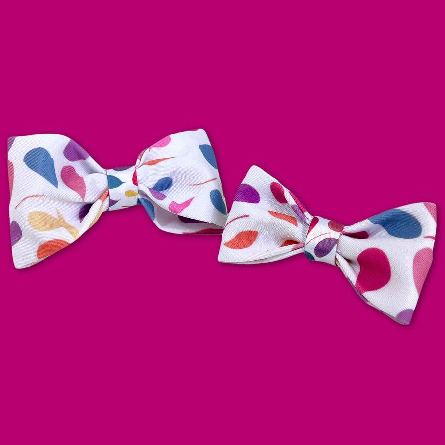 Ici sont montrées les 2 tailles de noeud papillon Pétales aux couleurs bleu fuschia rose orange et jaune