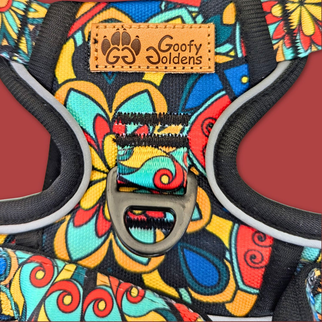 Zoom sur l'anneau en D solide servant à attacher la laisse du chien au dos du harnais tendance de la gamme Mandala.