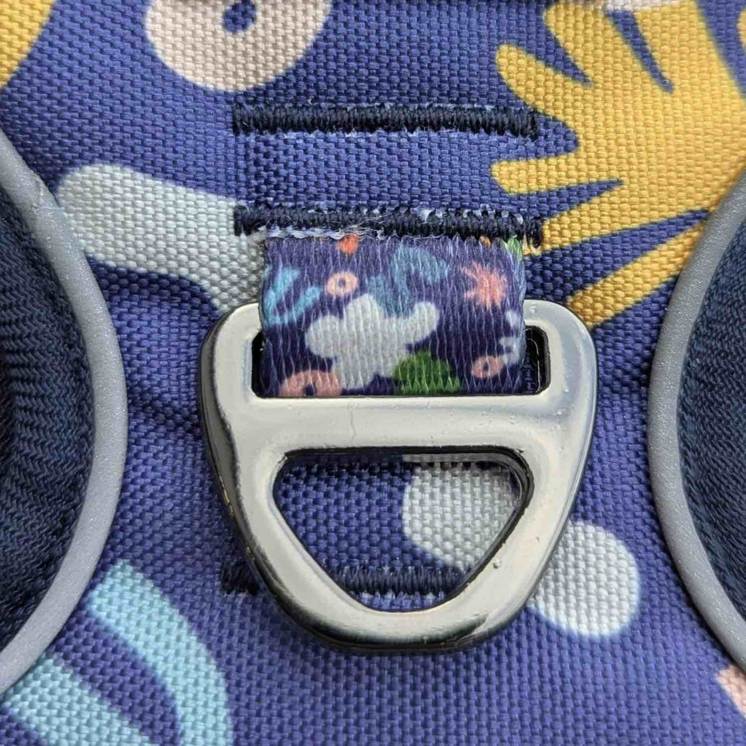 Zoom sur l'anneau en D solide servant à attacher la laisse du chien au dos du harnais tendance de la gamme Deep Agua