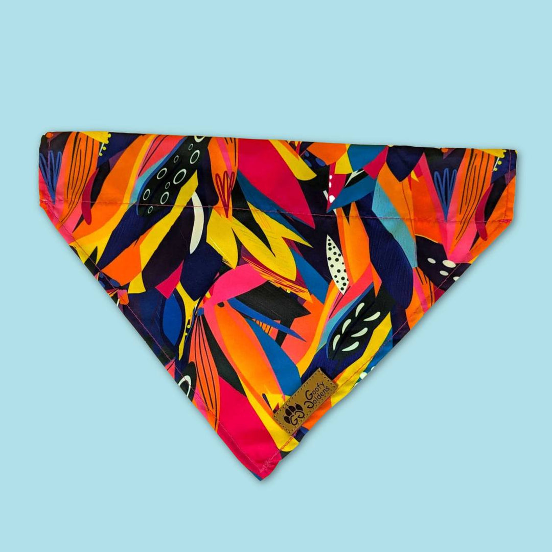 Bandana pour chien Panache aux couleurs vives fuchsia violet jaune et bleu cousu de façon à pouvoir passer un collier à l'intérieur