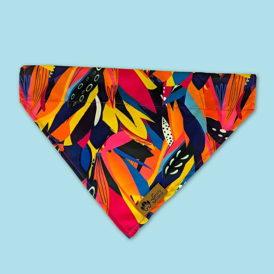 Bandana pour chien Panache aux couleurs vives fuchsia violet jaune et bleu cousu de façon à pouvoir passer un collier à l'intérieur