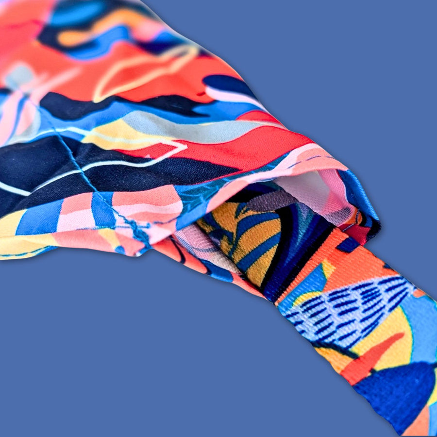 Zoom sur le bandana Lagon avec un collier passant à l'intérieur pour montrer l'exemple.