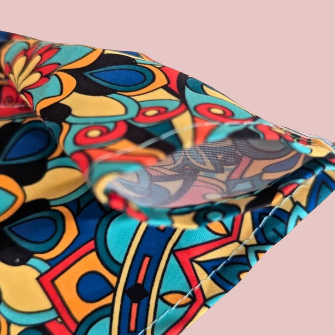 Zoom sur le passant du bandana Mandala aux couleurs vives de jaunes, bleus, verts et rouges.