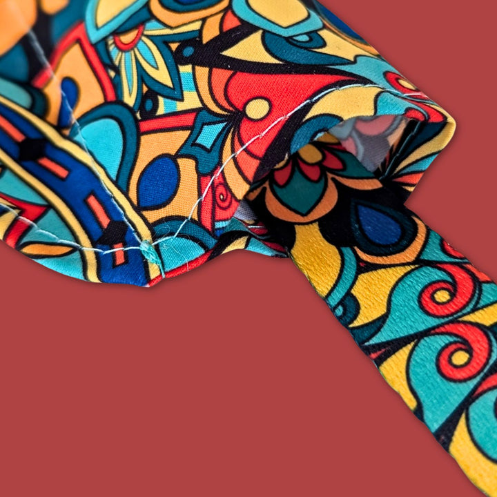 Zoom sur le bandana Mandala avec un collier passant à l'intérieur pour montrer l'exemple.