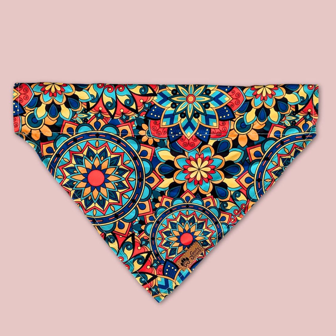 Bandana Mandala aux motifs colorés de la marque Goofy Goldens .