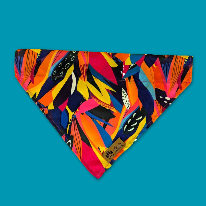 Bandana pour chien Panache aux couleurs vives fuchsia violet jaune et bleu cousu de façon à pouvoir passer un collier à l'intérieur