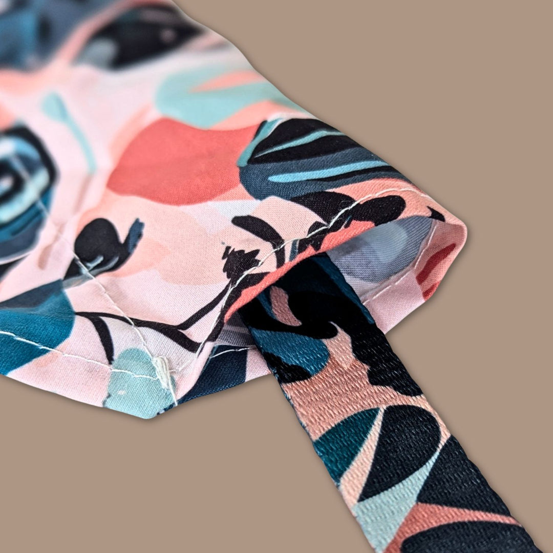 Zoom sur le bandana Savane avec un collier passant à l'intérieur pour montrer l'exemple.