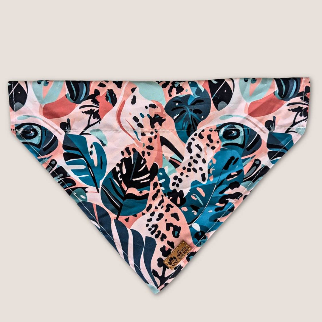 Vue sur le bandana de la gamme Savane aux motifs de feuillages et de tâches de léopard.