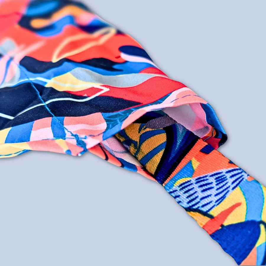 Zoom sur le bandana Lagon avec un collier passant à l'intérieur pour montrer l'exemple.