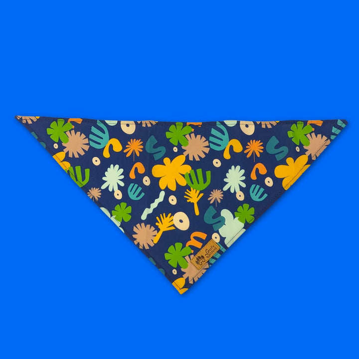 Bandana pour chien goofy Goldens à nouer autour du cou du chien motifs et formes colorés sur fond bleu marine