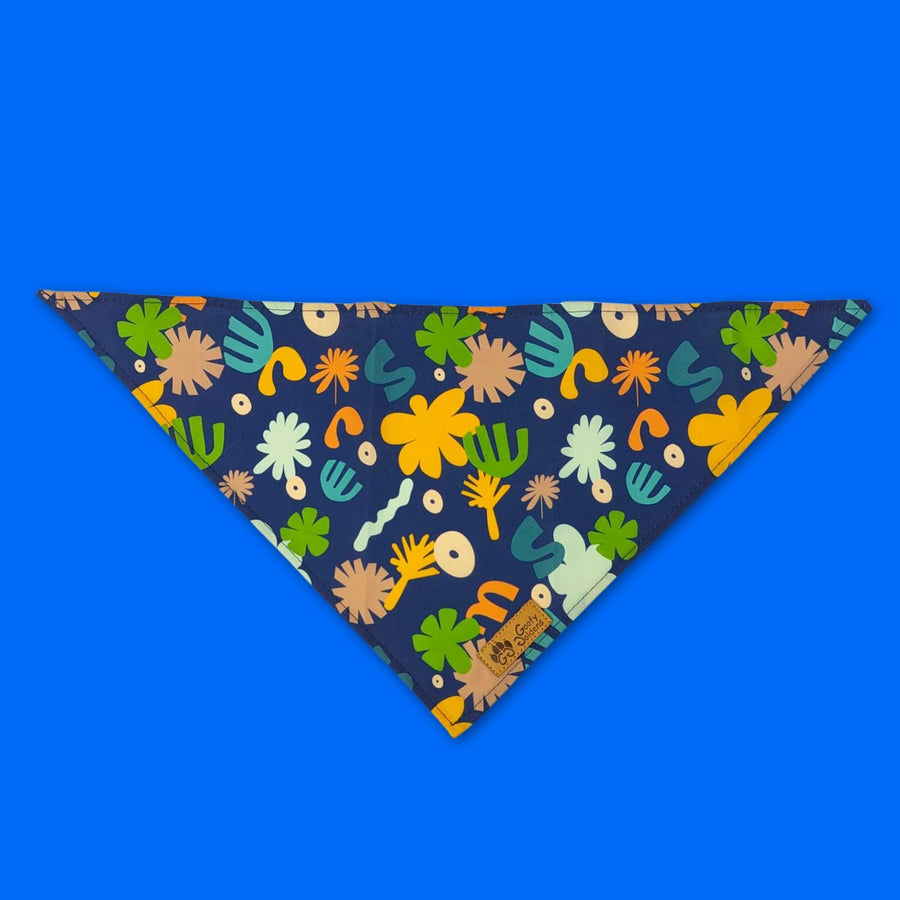 Bandana pour chien goofy Goldens à nouer autour du cou du chien motifs et formes colorés sur fond bleu marine