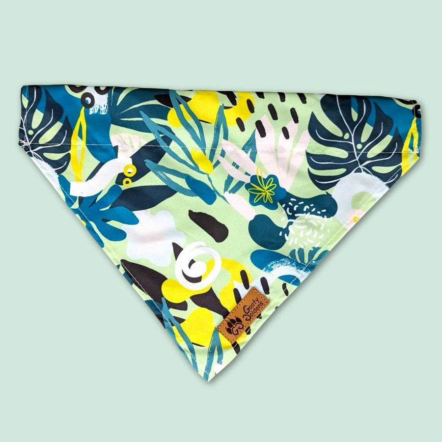 Bandana pour chien à enfiler au collier de la collection Récif. On distigue ici les très jolis motifs et couleurs vert, turquoise, blanc, noir et jaune
