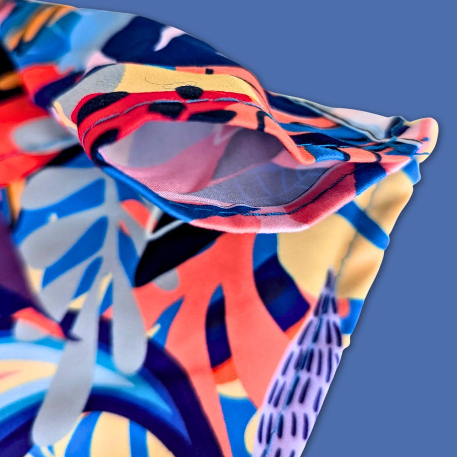 Zoom sur le passant du bandana Lagon aux couleurs vives.