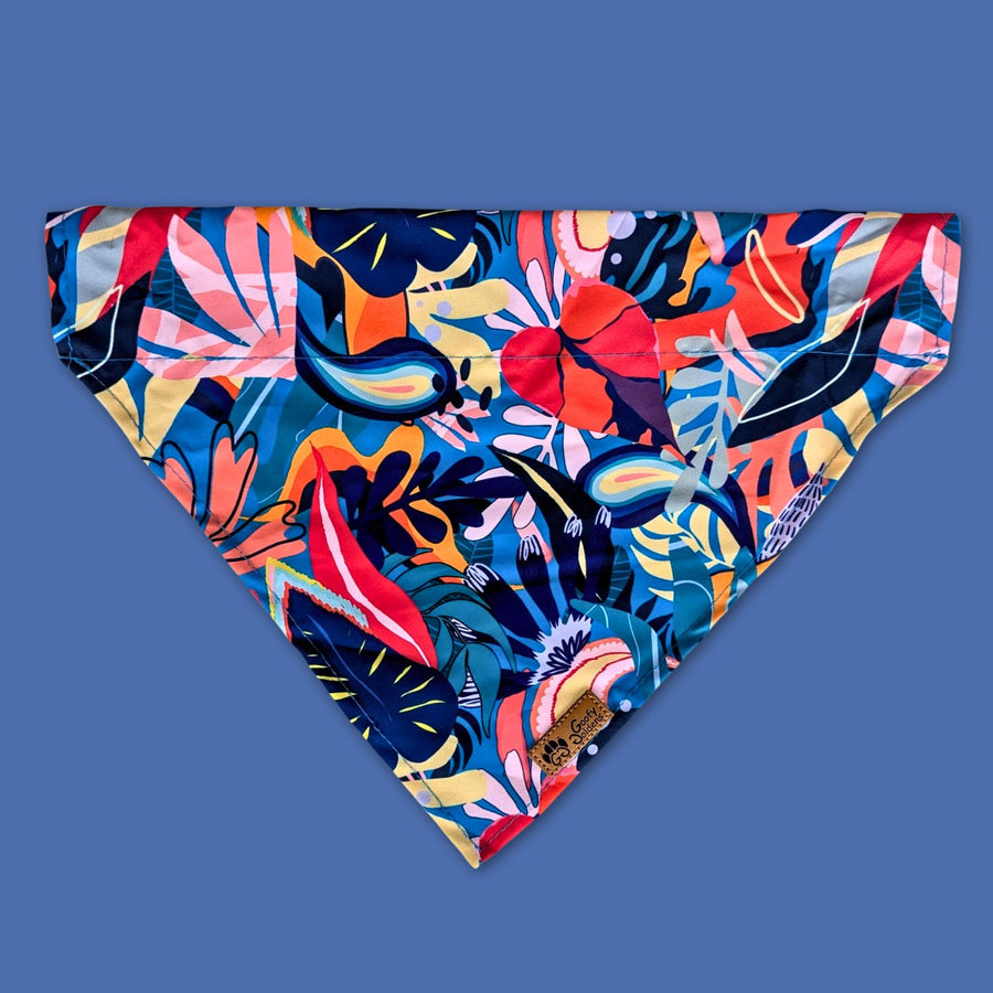 Vue sur le bandana de la marque Goofy Goldens aux mélanges de couleurs de bleu, rouge, orange, jaune et noir représentant la richesse et la beauté des lagons.