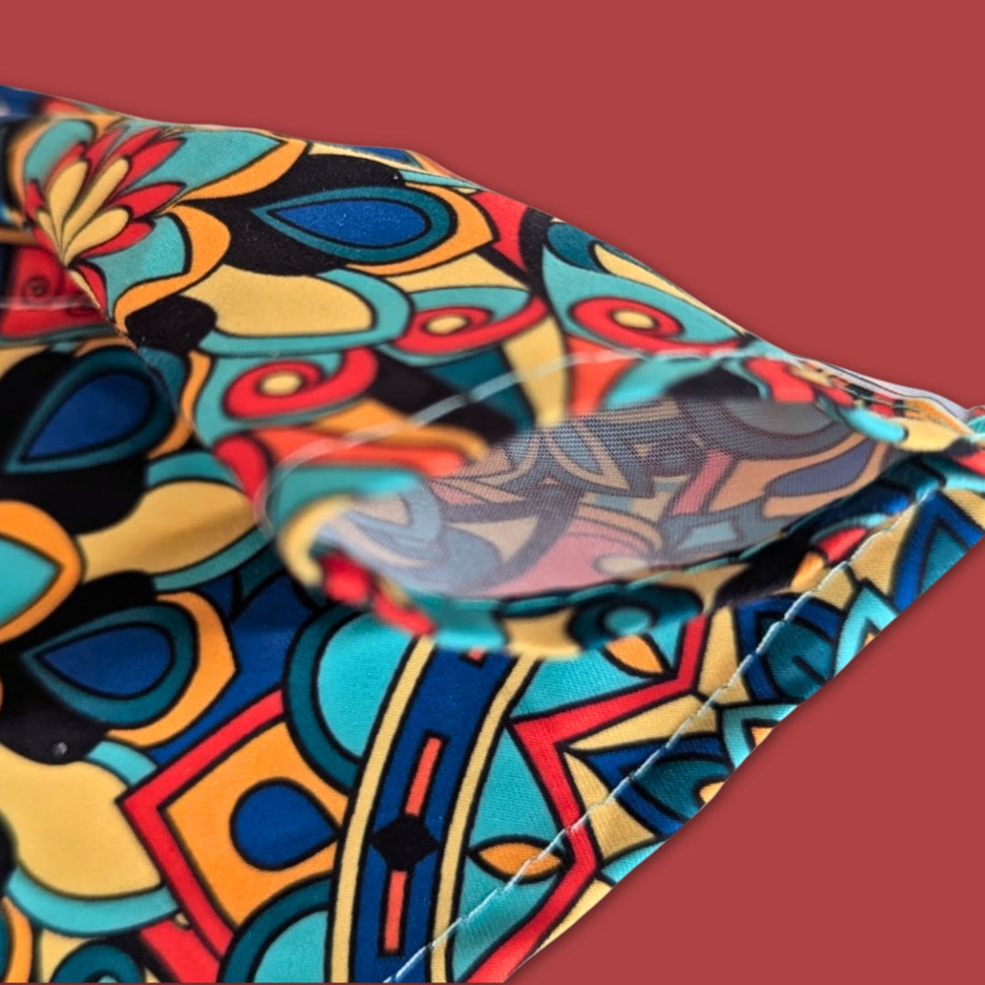 Zoom sur le passant du bandana Mandala aux couleurs vives de jaunes, bleus, verts et rouges.