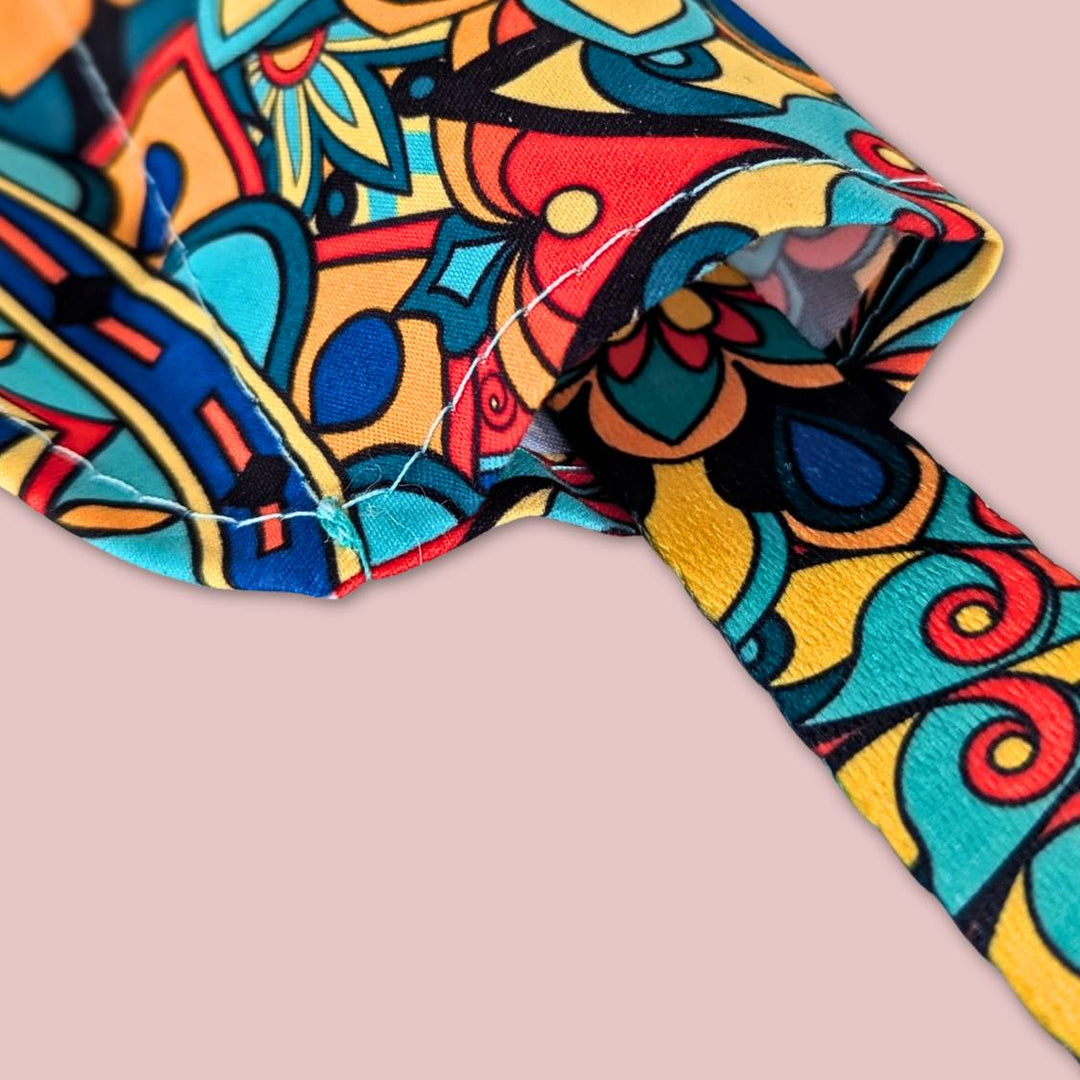 Zoom sur le bandana Mandala avec un collier passant à l'intérieur pour montrer l'exemple.