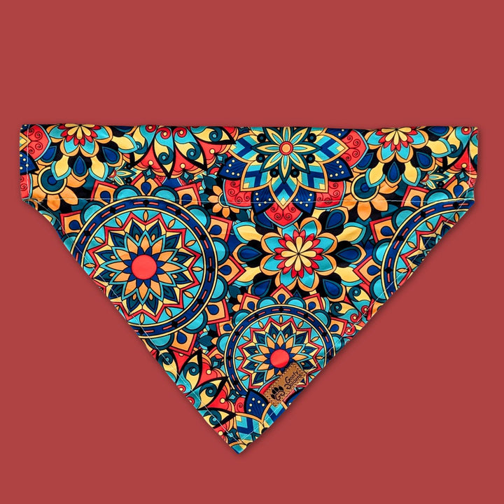 Bandana Mandala aux motifs colorés de la marque Goofy Goldens .