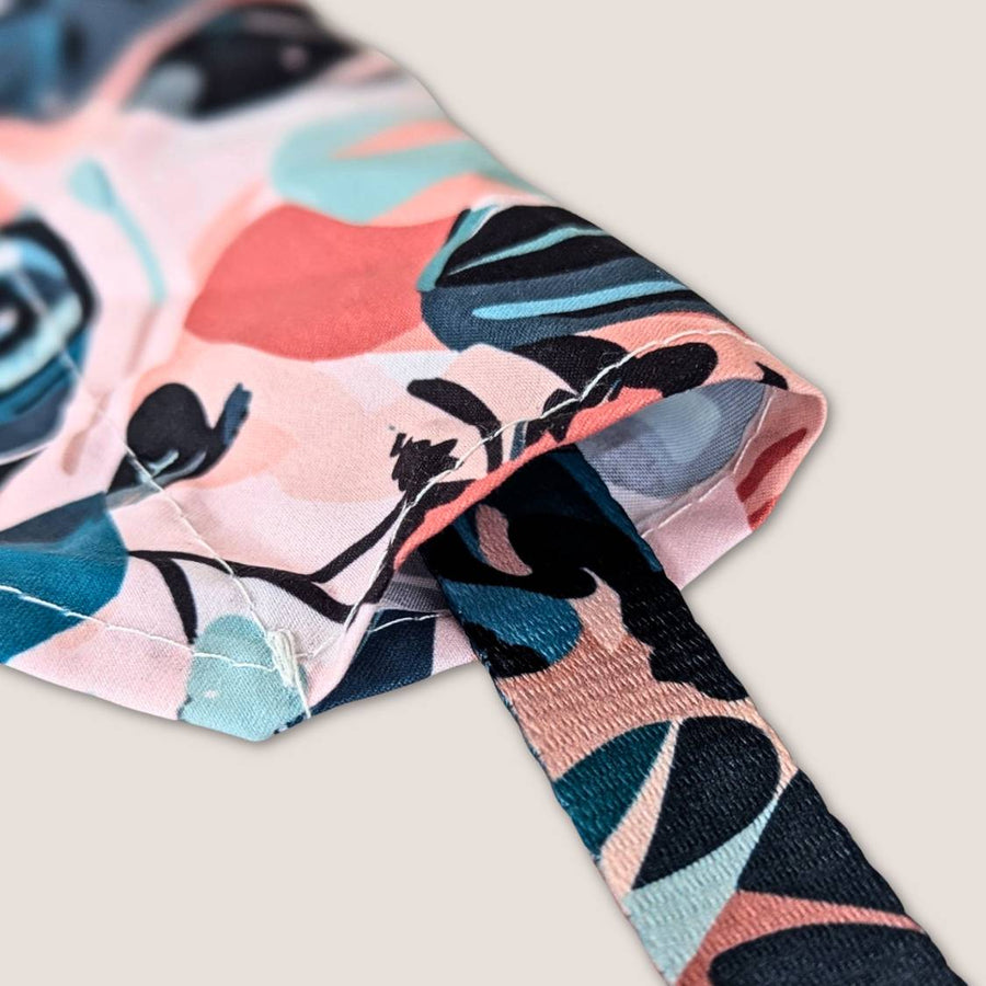 Zoom sur le bandana Savane avec un collier passant à l'intérieur pour montrer l'exemple.