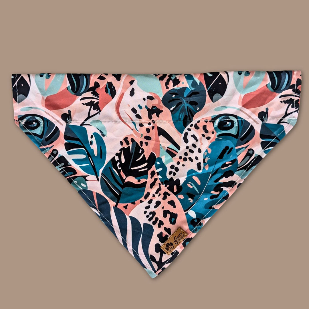 Vue sur le bandana de la gamme Savane aux motifs de feuillages et de tâches de léopard.