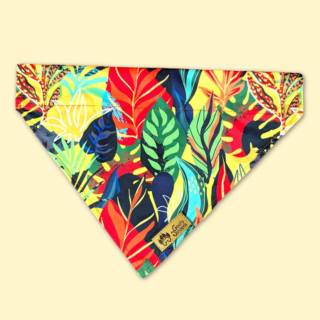 Bandana pour chien à enfiler au collier de la gamme tropical. On voit ici les superbe motifs des tropiques et les couleurs éclatantes rouge, vert, violet, noir et jaune