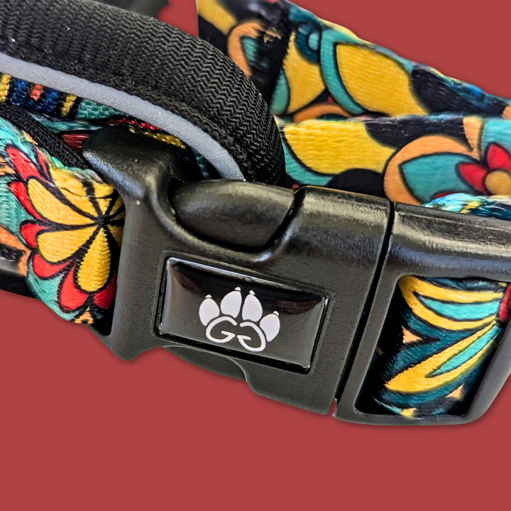 Zoom sur la boucle avec le logo Goofy Goldens, en noir et blanc, du harnais anti-traction Mandala. Cest une boucle assurant la sécurité du harnais.