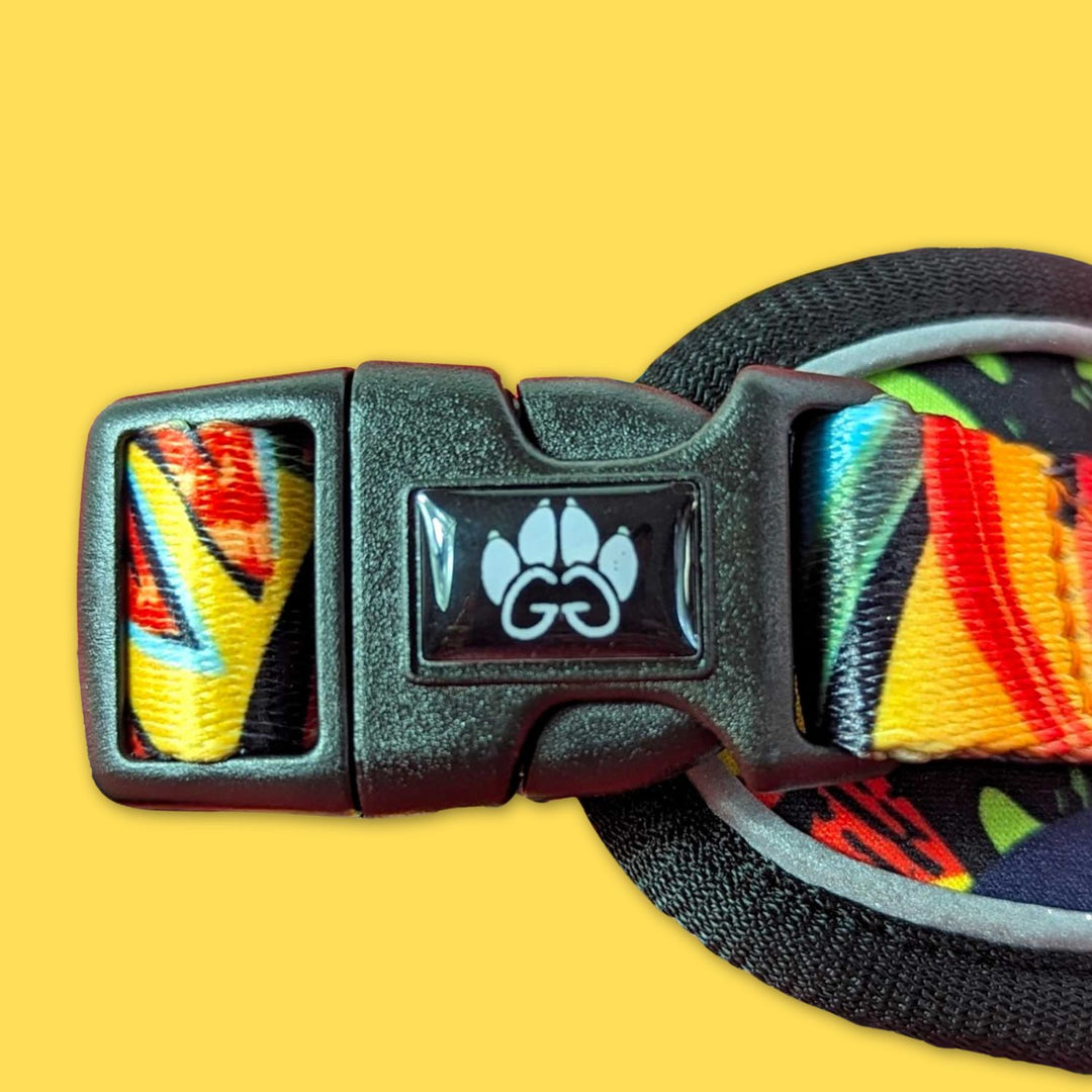 Zoom sur la boucle de la fermeture du harnais classique Tropical de la marque française Goofy Goldens. 